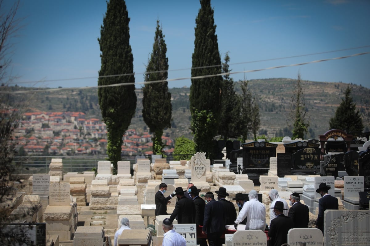 80 שנות תורה: כך זקן הראשונים לציון הובא למנוחות • צפו