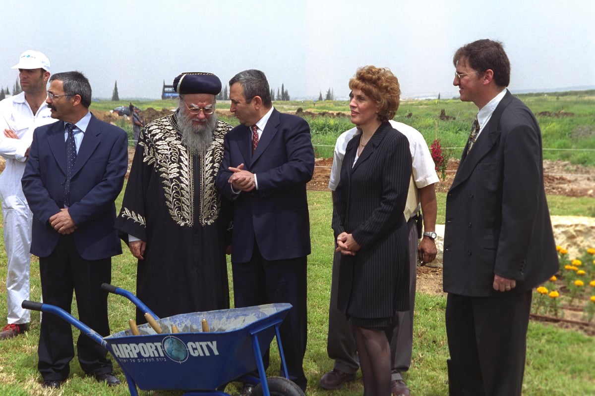 בהנחת אבן הפינה ל"איירפורט סיטי" עם רה"מ דאז אהוד ברק, בשנת 2000