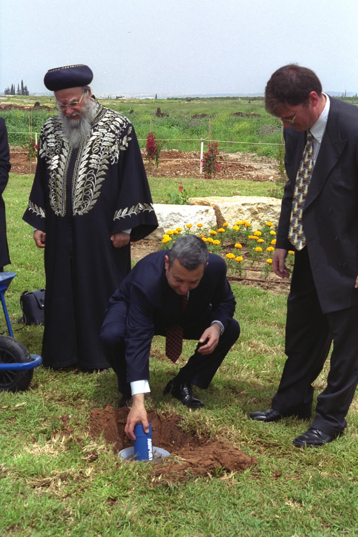 בהנחת אבן הפינה ל"איירפורט סיטי" עם רה"מ דאז אהוד ברק, בשנת 2000