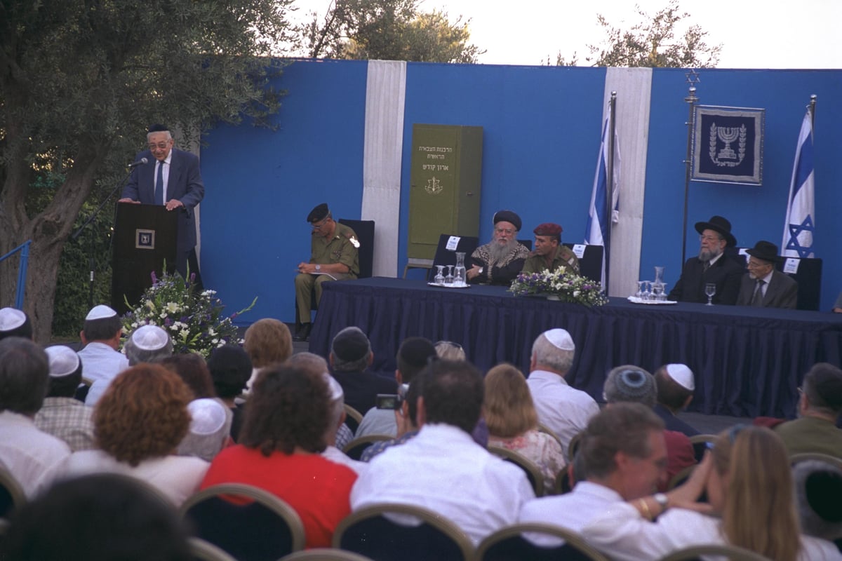 בטקס בבית הנשיא לכבוד החזרת ספר התורה שנלקח ע"י המצרים במלחמת יום הכיפורים והוחזר לישראל, בשנת 2000