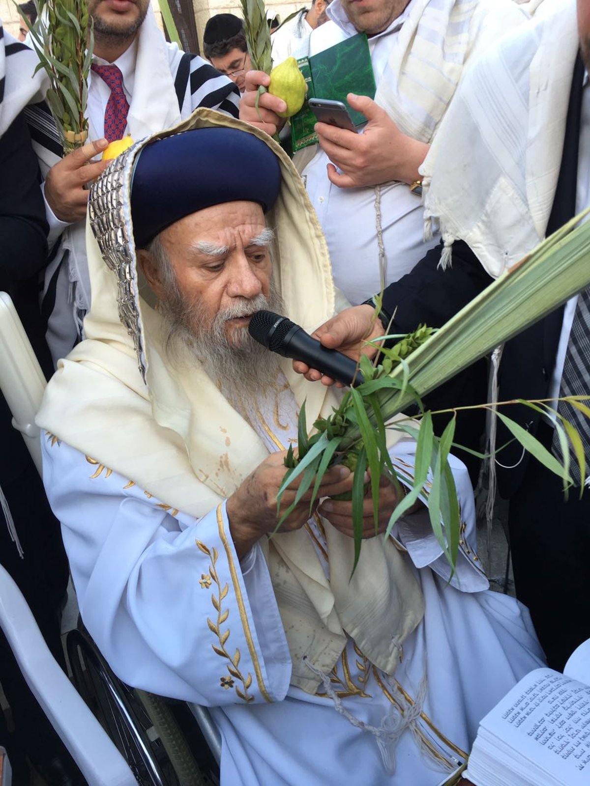 מראות חייו של הראשון לציון הגר"א בקשי דורון זצ"ל • צפו