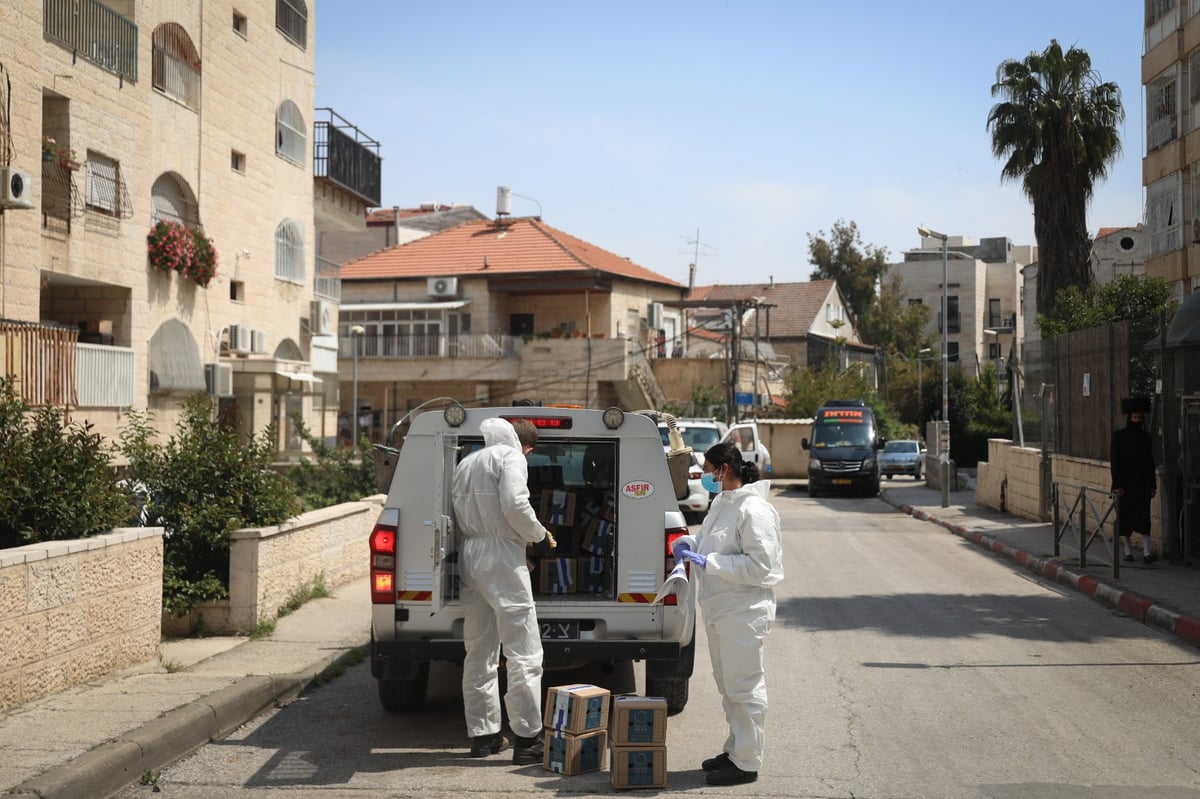 חיילים בלבן מחלקים אוכל בירושלים • תיעוד