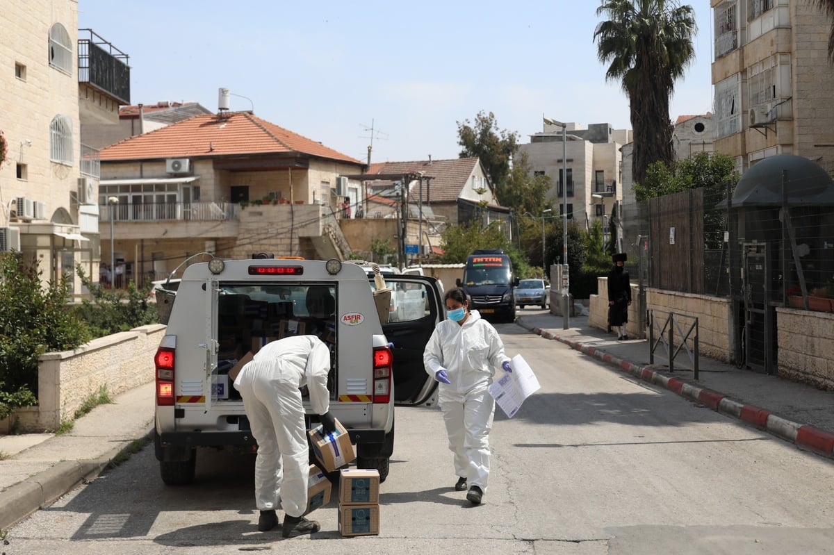 חיילים בלבן מחלקים אוכל בירושלים • תיעוד