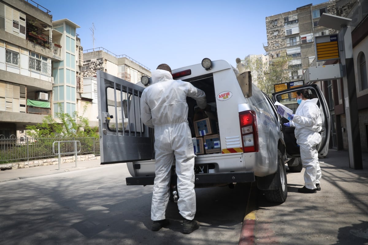 חיילים בלבן מחלקים אוכל בירושלים • תיעוד