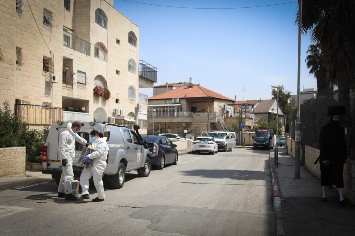 חיילים בלבן מחלקים אוכל בירושלים • תיעוד