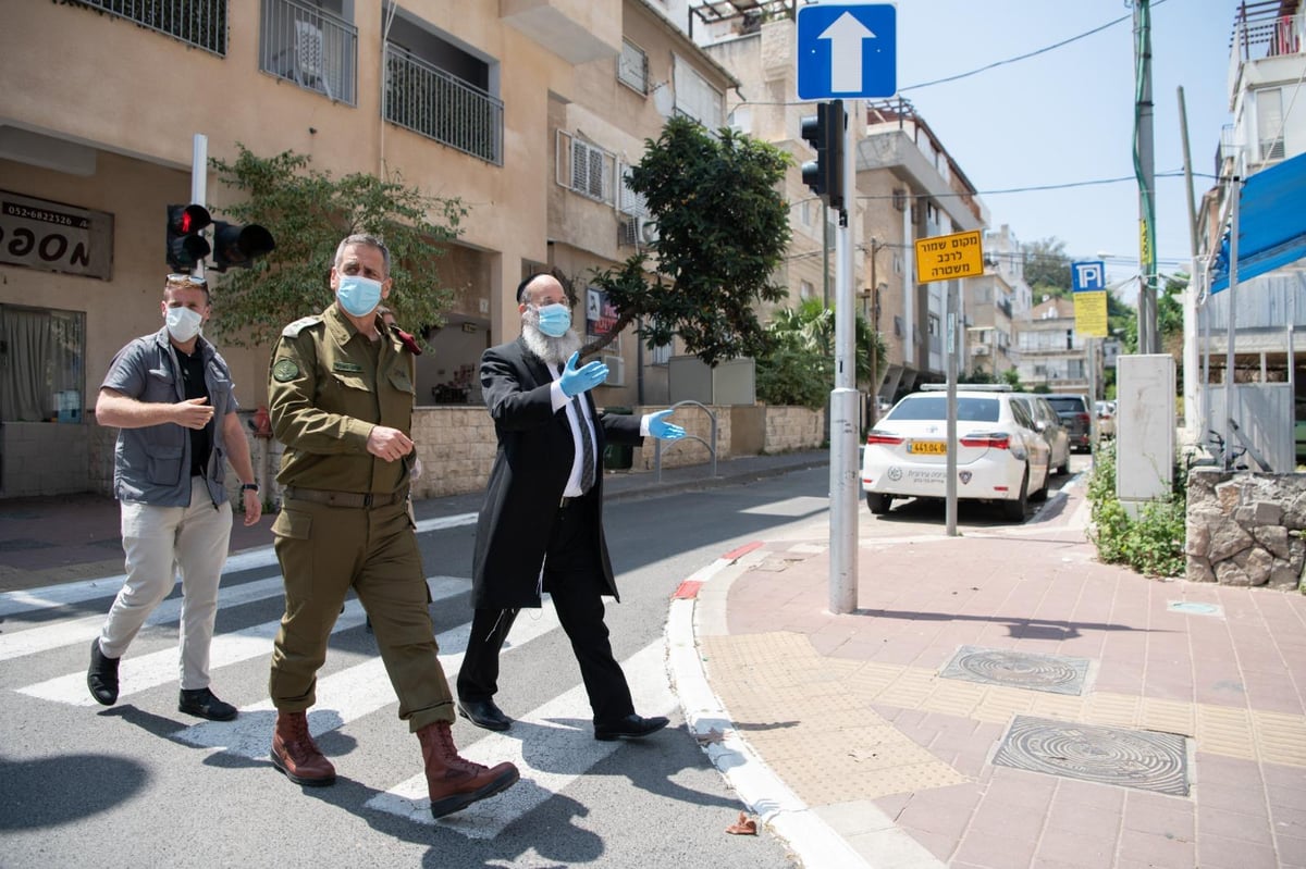 הרמטכ"ל ביקר בבני ברק וקיבל תנ"ך מתנה