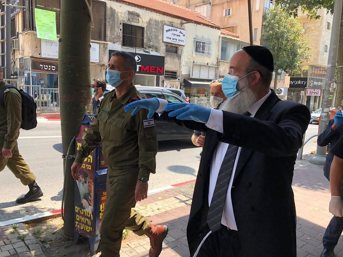 הרמטכ"ל ביקר בבני ברק וקיבל תנ"ך מתנה