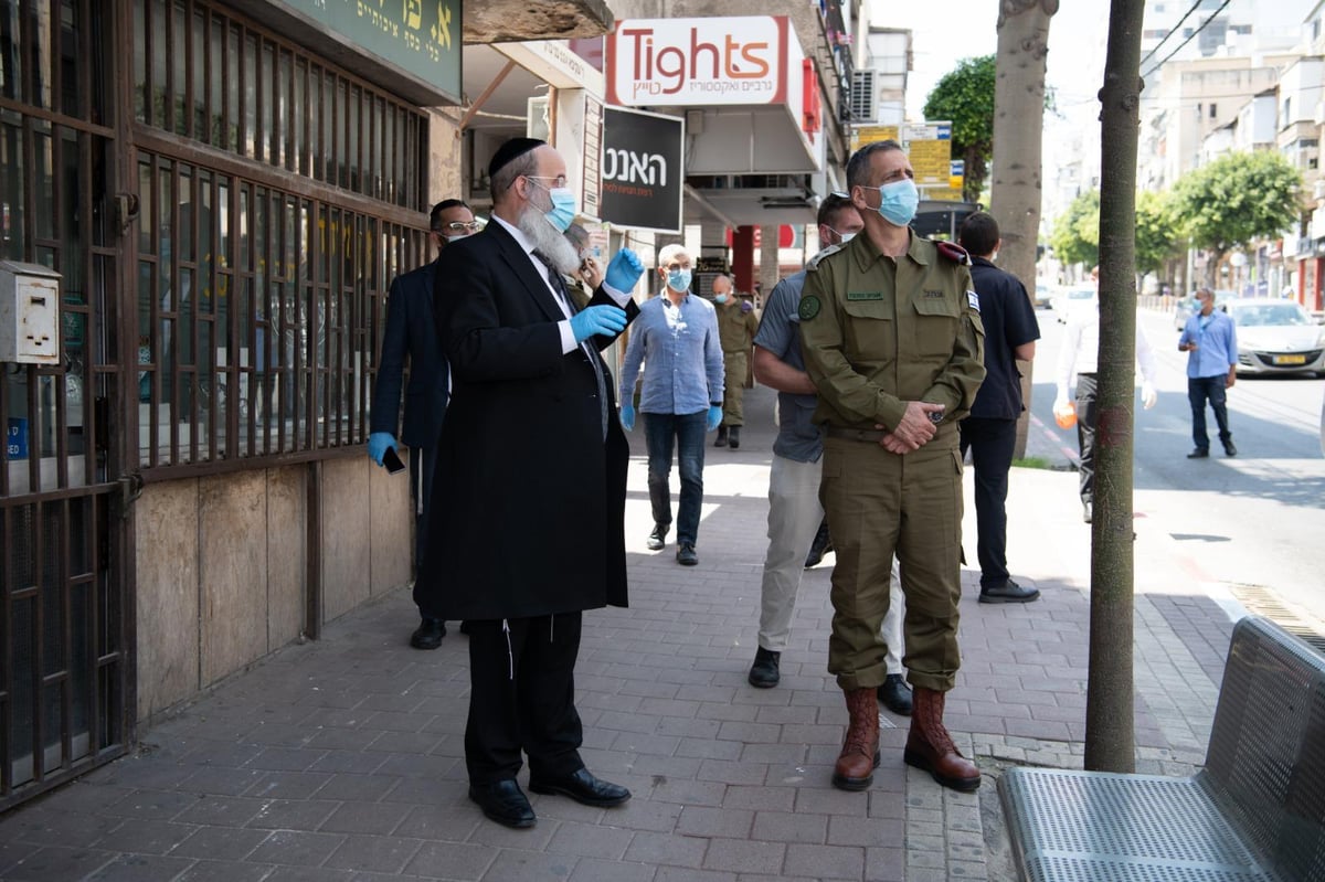 הרמטכ"ל ביקר בבני ברק וקיבל תנ"ך מתנה