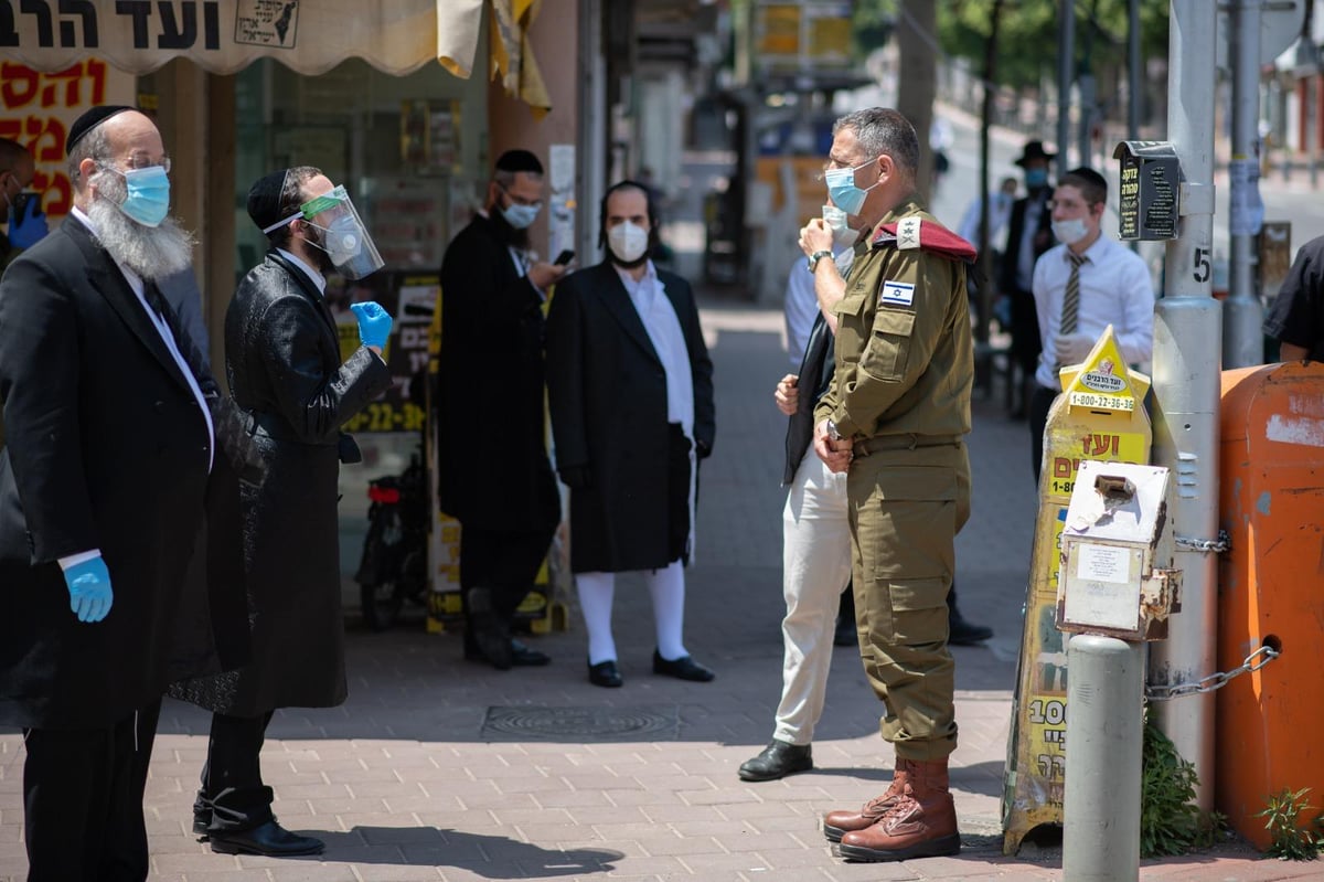 הרמטכ"ל ביקר בבני ברק וקיבל תנ"ך מתנה