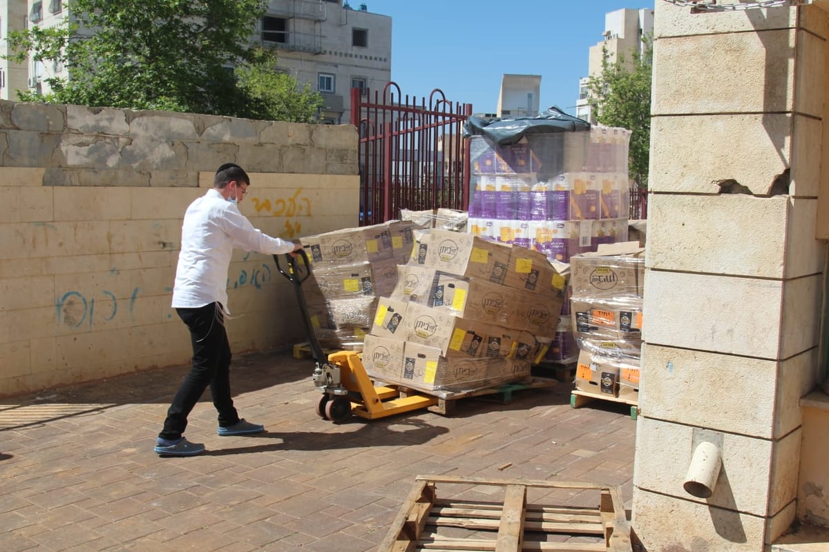 מודיעין עילית: משפחות התחננו לקבל אוכל, אך הוא נותר במתנ"ס