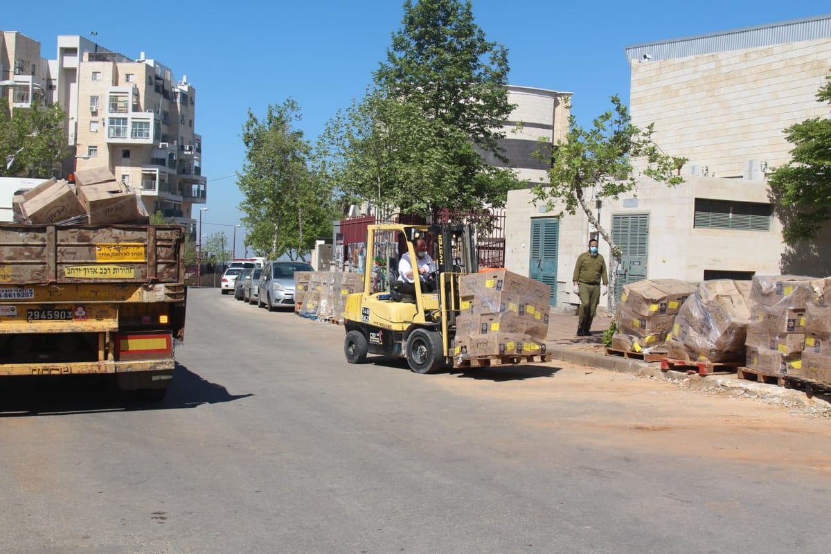 מודיעין עילית: משפחות התחננו לקבל אוכל, אך הוא נותר במתנ"ס