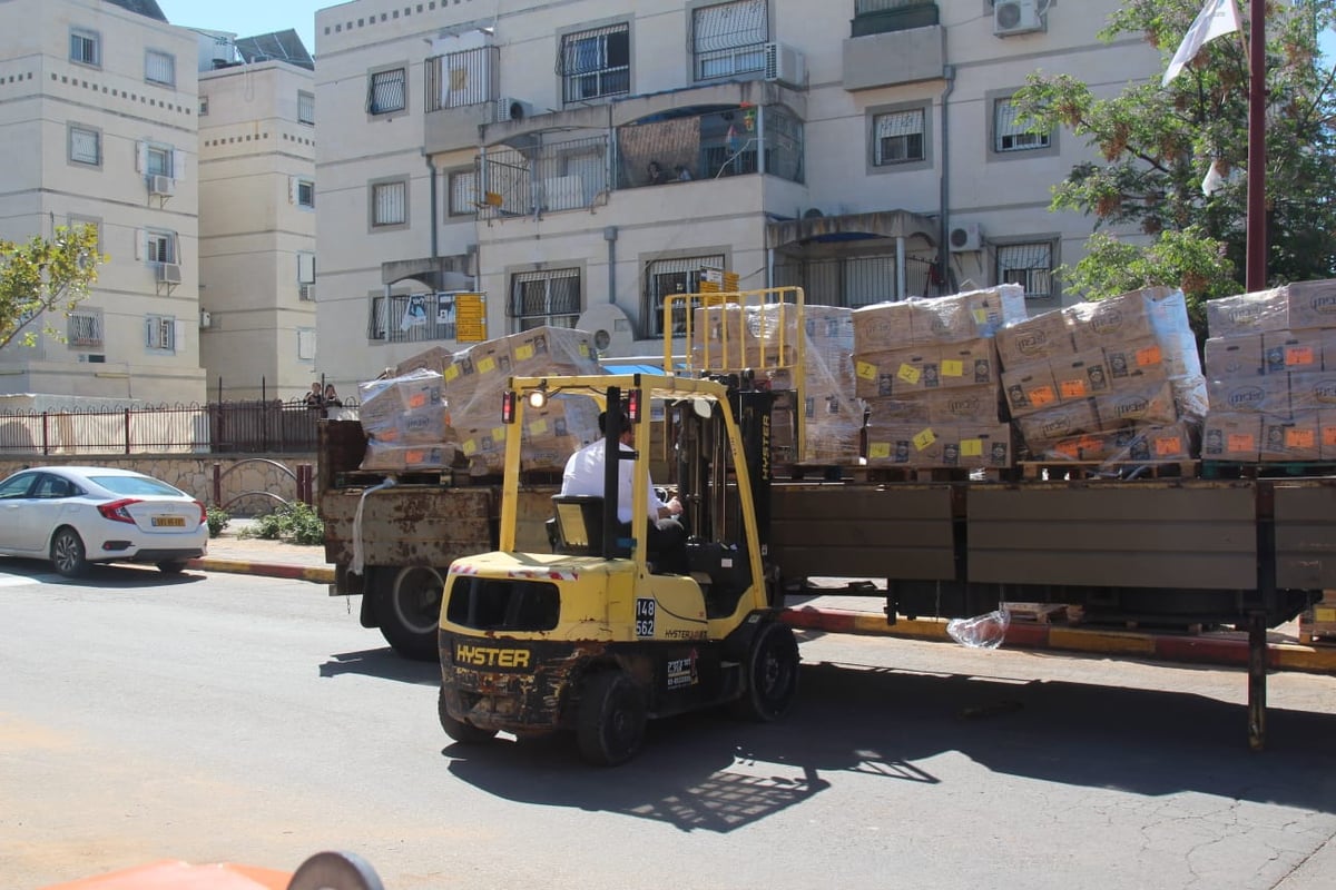 מודיעין עילית: משפחות התחננו לקבל אוכל, אך הוא נותר במתנ"ס