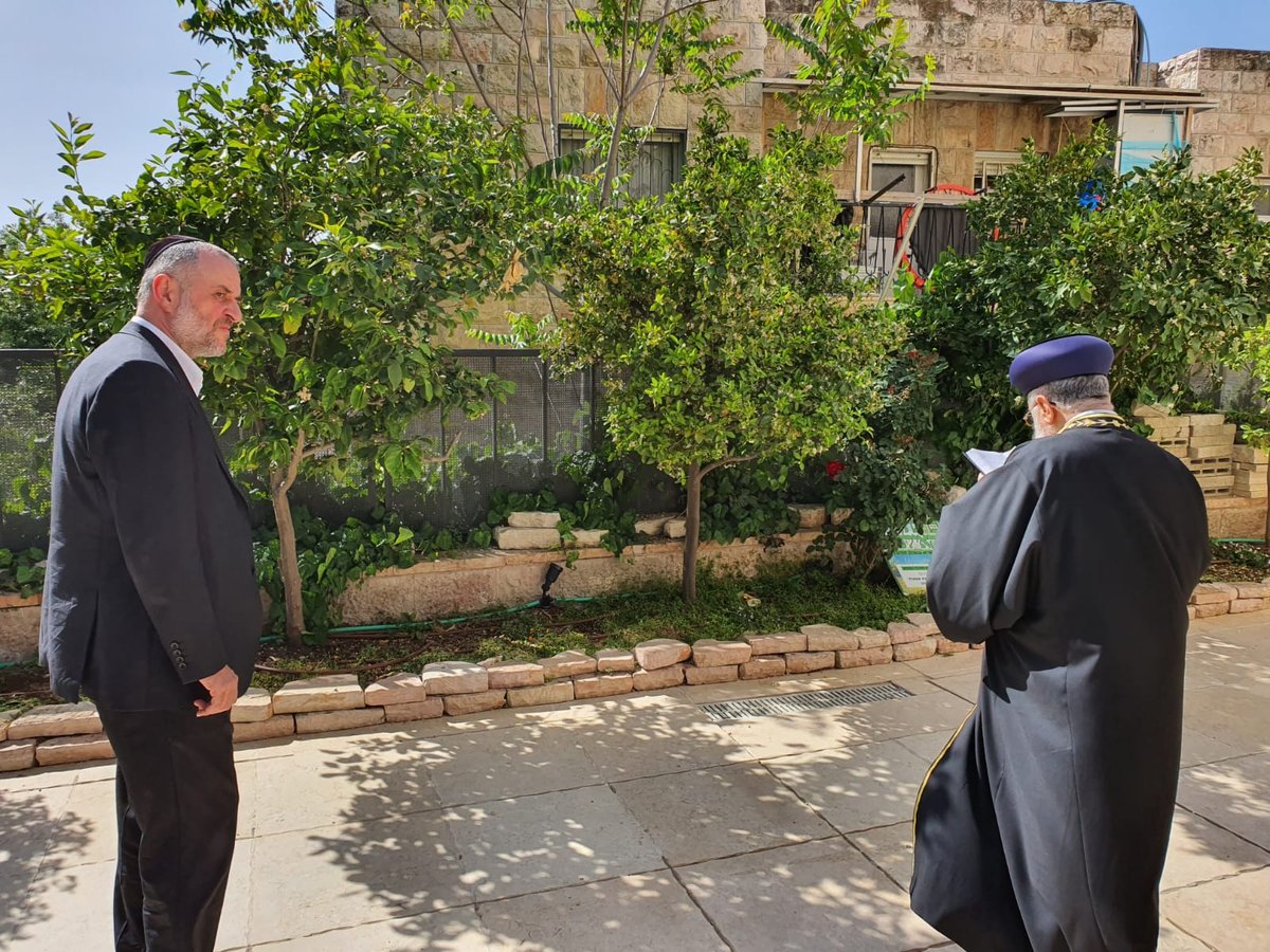 צפו בתיעוד: הראשון לציון הגר"י יוסף בברכת האילנות