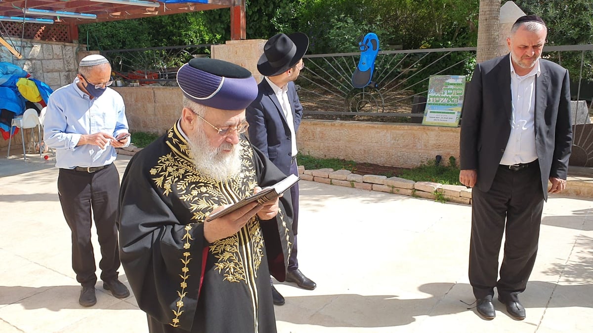 צפו בתיעוד: הראשון לציון הגר"י יוסף בברכת האילנות