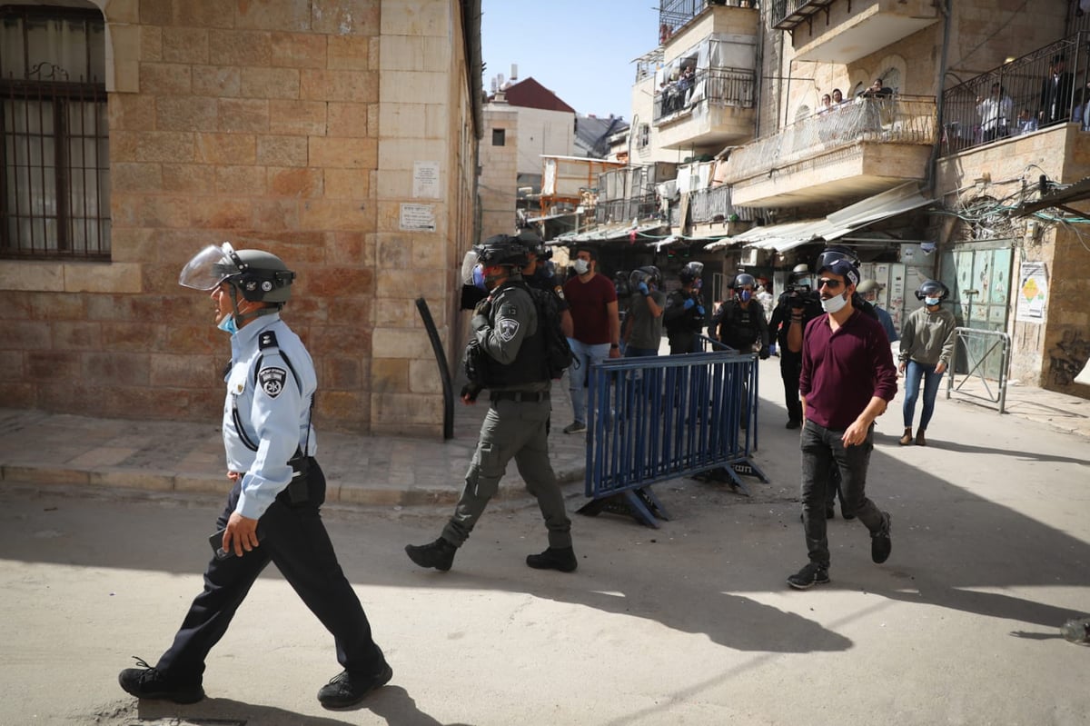 תיעוד: השוטרים פשטו על שוק מאה שערים