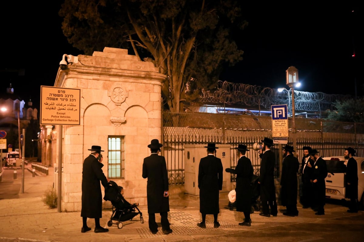 הקיצונים הגיעו למגרש הרוסים לברך את אבי הבן