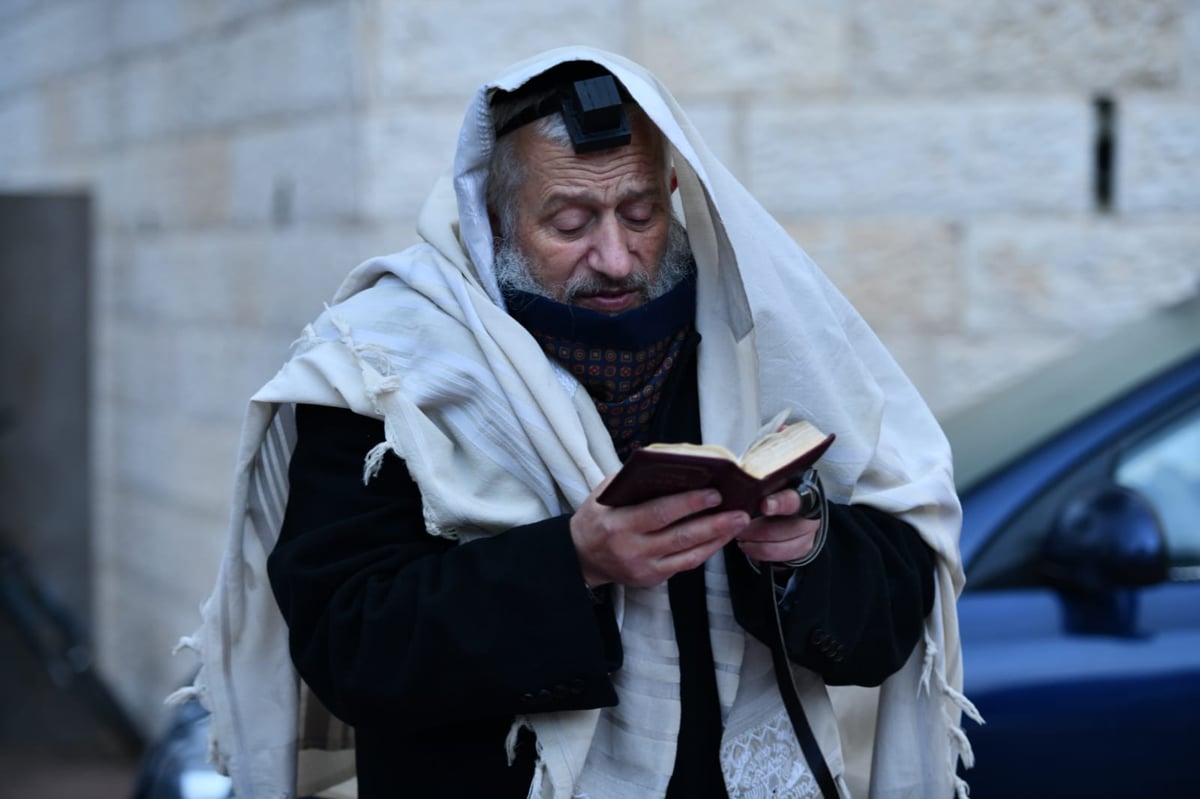 תפילת הנץ של הגאון רבי מרדכי טולדנו • צפו בתיעוד