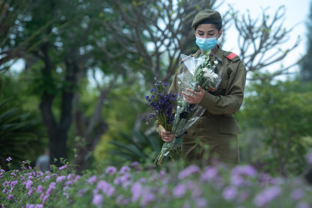 החיילים הניחו זר, דגל ונר נשמה על הקברים