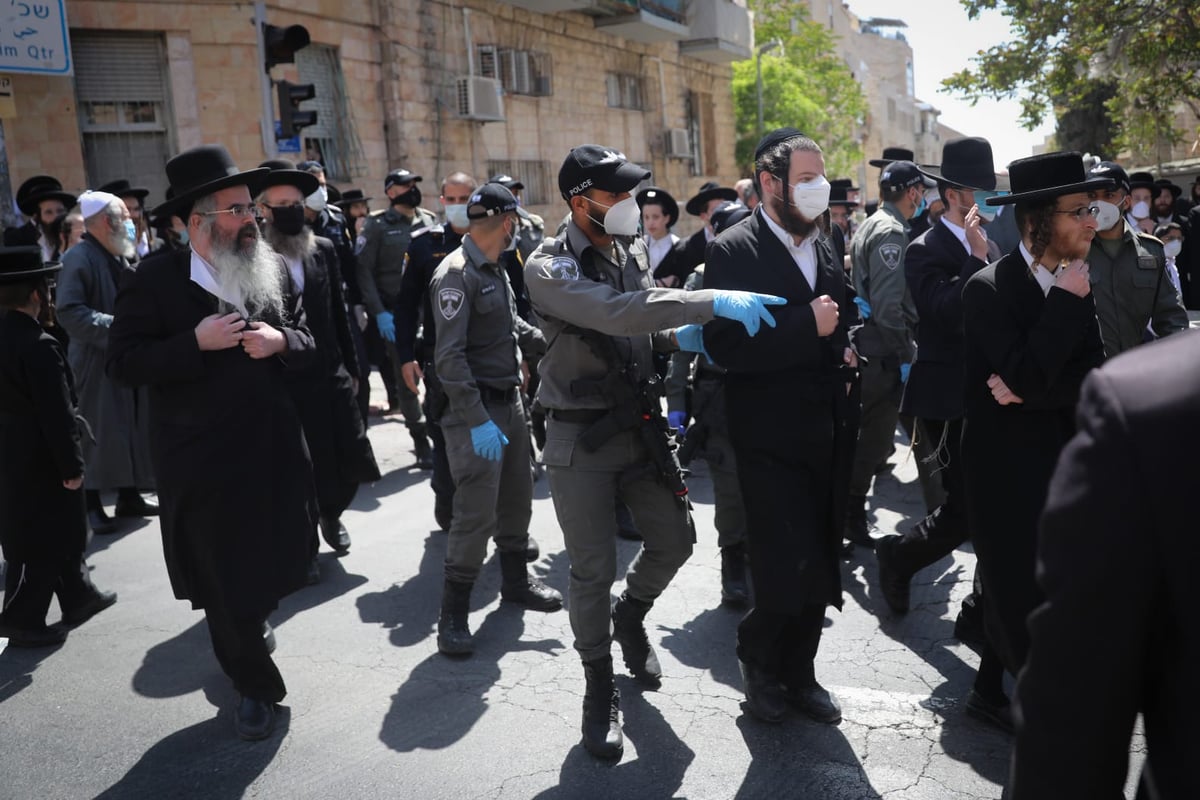 שוטרים פשטו על הת"ת; הילדים נשכבו על הכביש