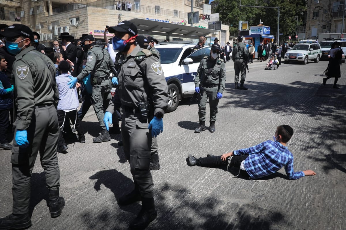 שוטרים פשטו על הת"ת; הילדים נשכבו על הכביש