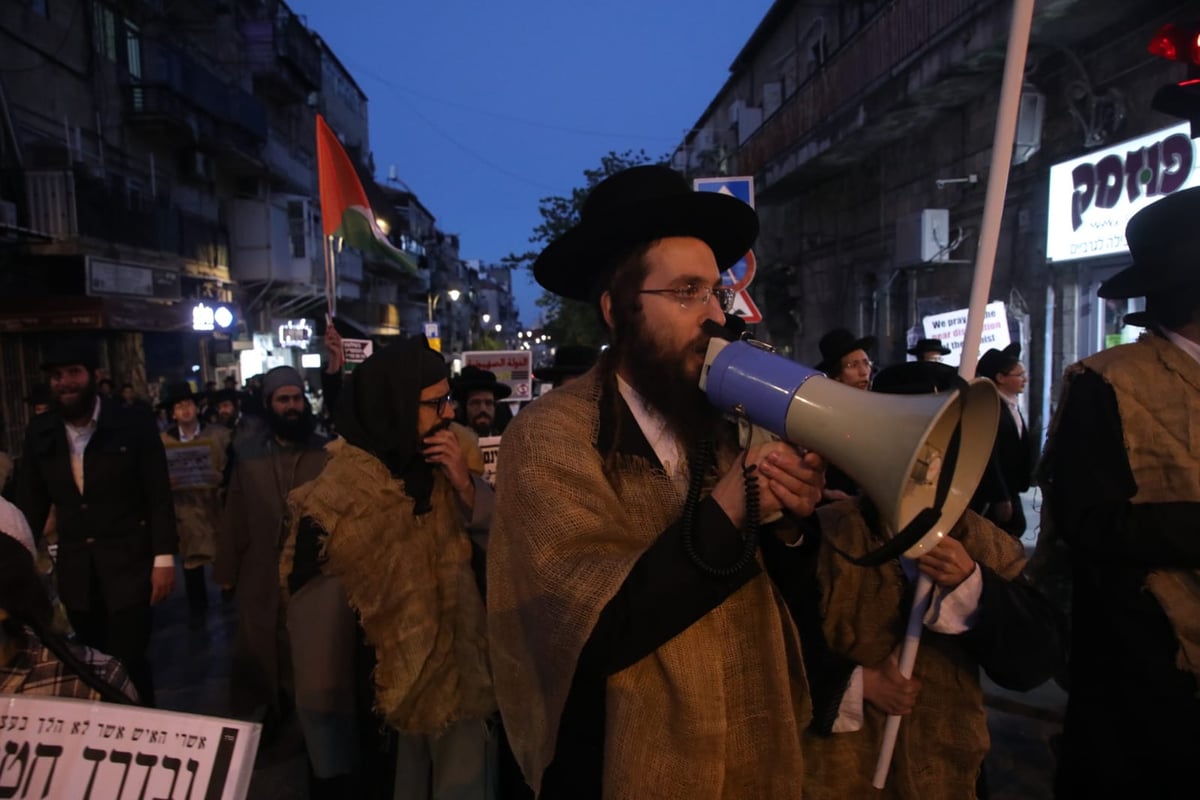 יום העצמאות של נטורי קרתא: תהלוכת אבל ודגלי פלסטין