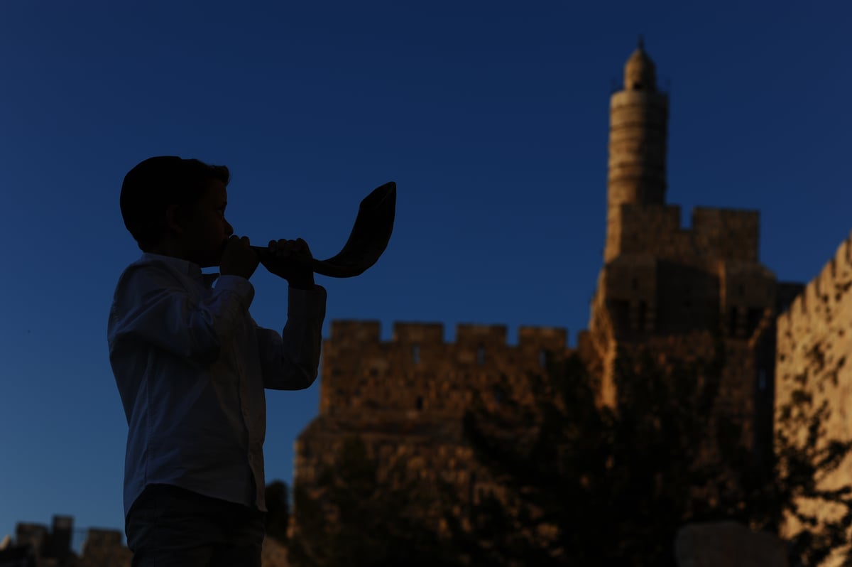 תקיעה בשופר. אילוסטרציה