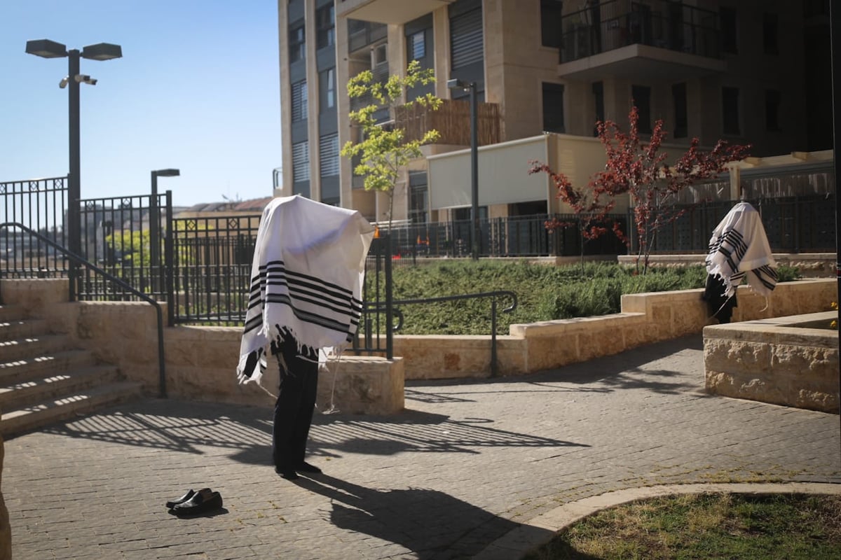 כך נראתה שחרית בקרית בעלזא שבהסגר