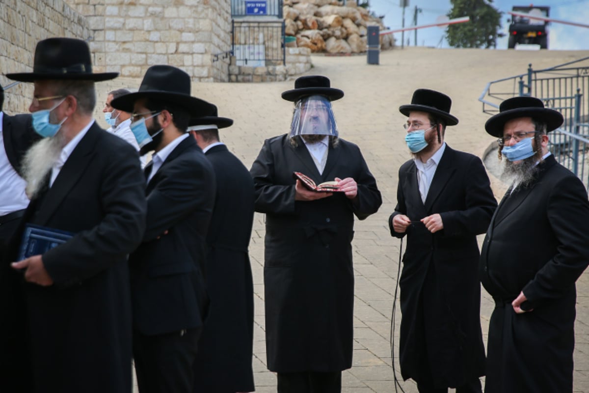 ערב ל"ג בעומר: 'חלאקה' ותפילות בקבר רשב"י הנעול