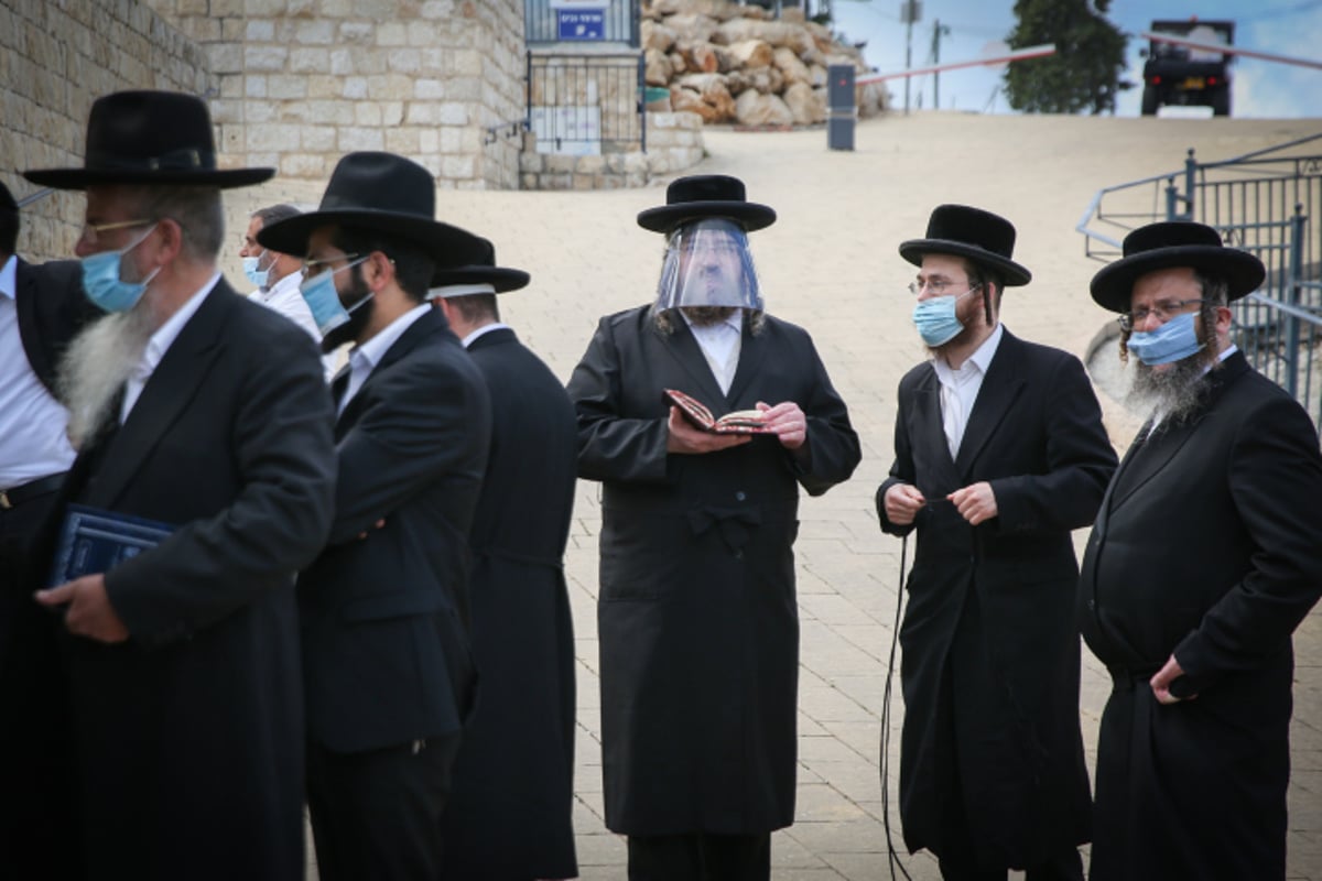 ערב ל"ג בעומר: 'חלאקה' ותפילות בקבר רשב"י הנעול