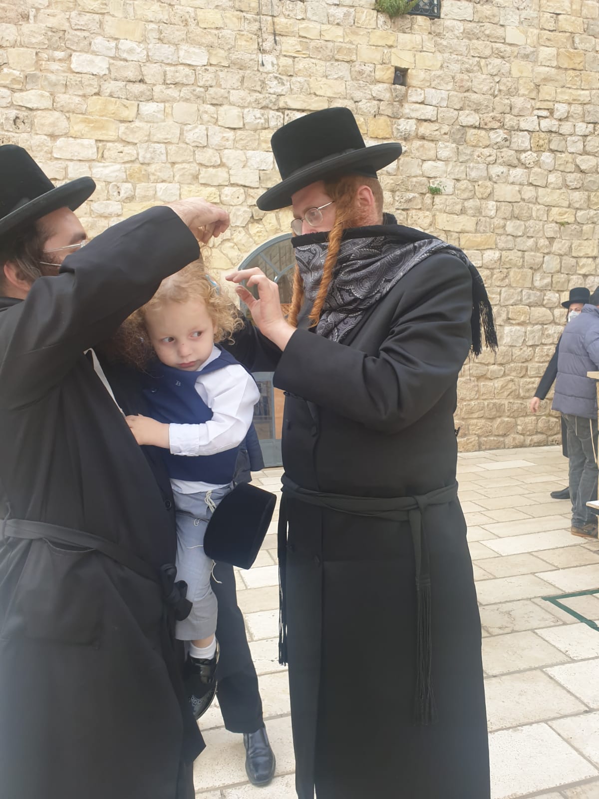 ערב ל"ג בעומר: 'חלאקה' ותפילות בקבר רשב"י הנעול