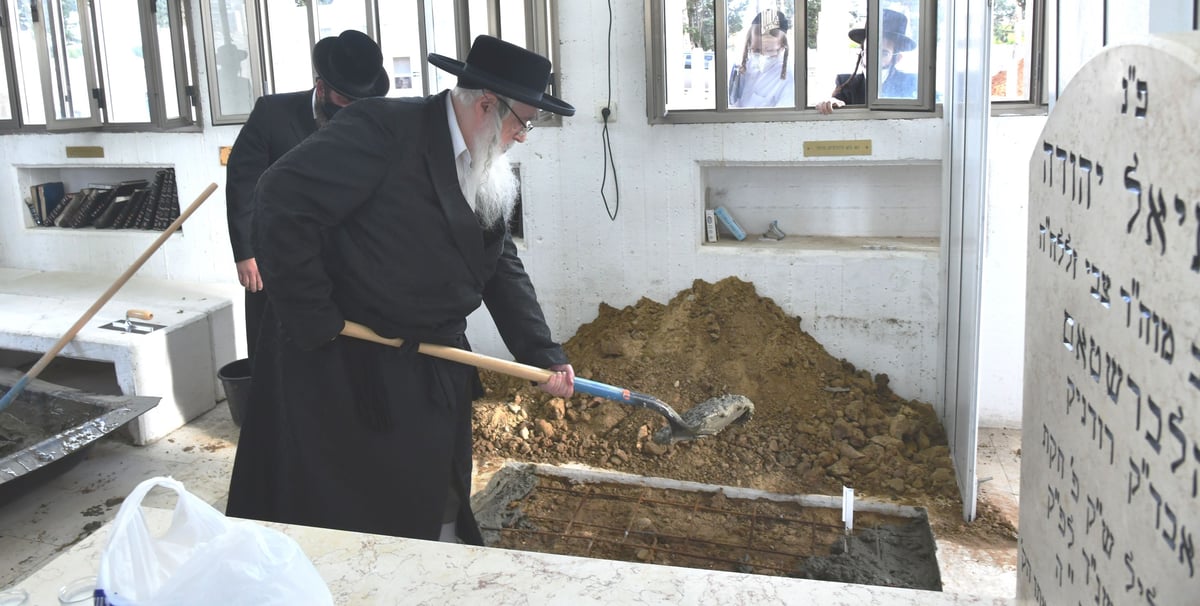 בצאנז ציינו 30 להסתלקות הרבנית ע"ה והקימו מצבה