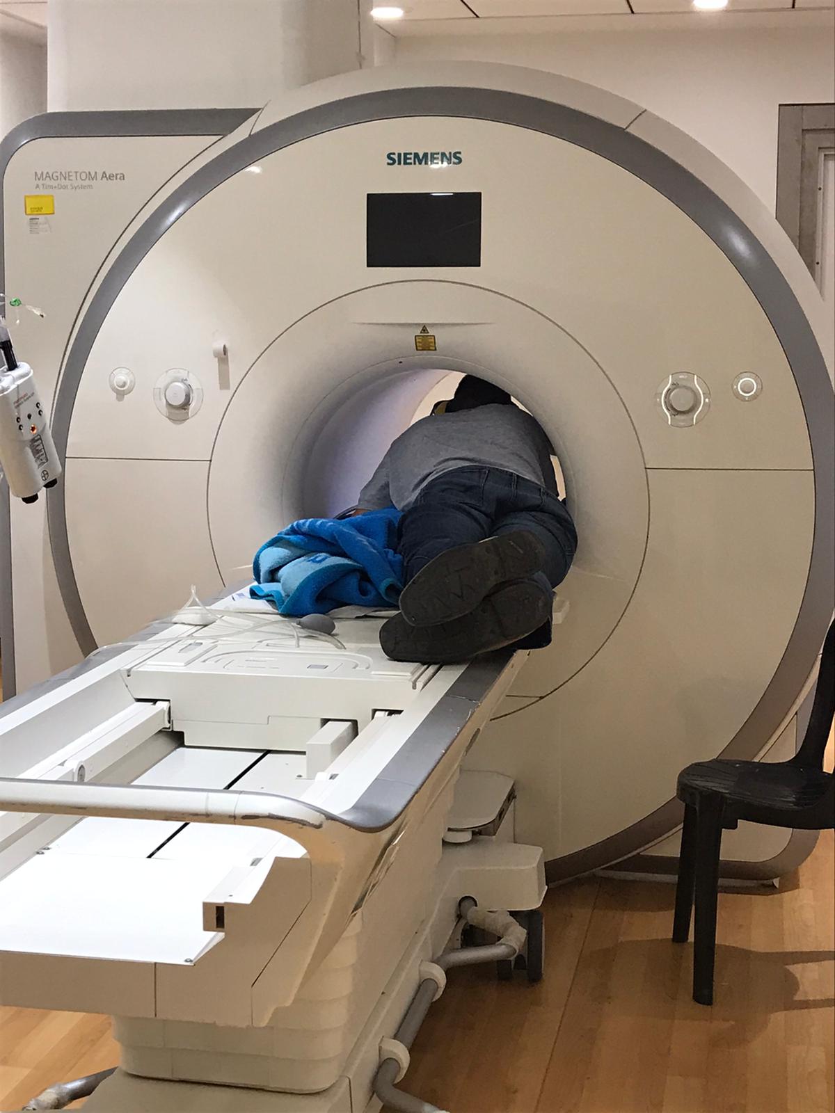 ילדה בת שנתיים וחצי נכנסה למכונת ה-MRI, עם אביה