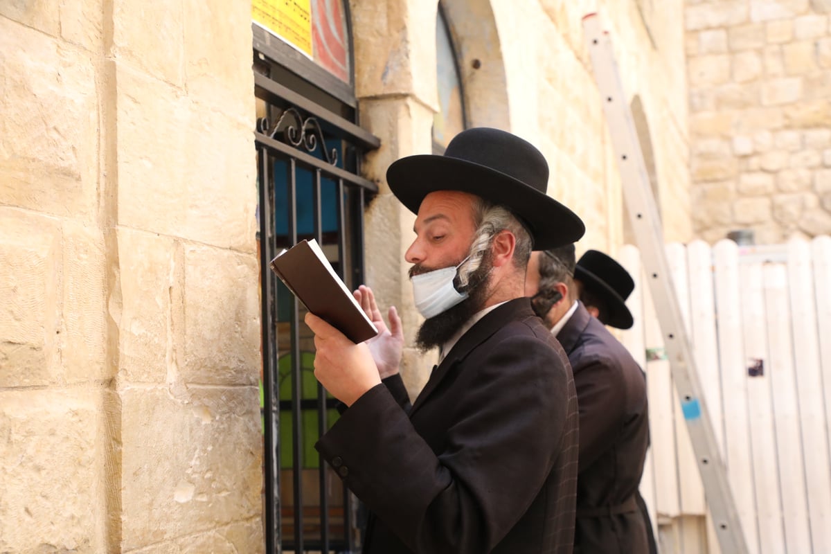 כך נראה ציון הרשב"י שעות לפני ההילולא