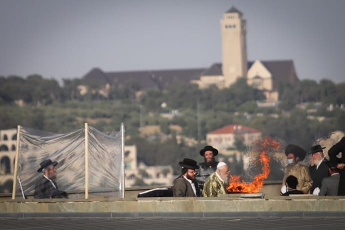 הרבי מתולדות אהרן הדליק על הגג; החסידים שרו מהגגות • צפו