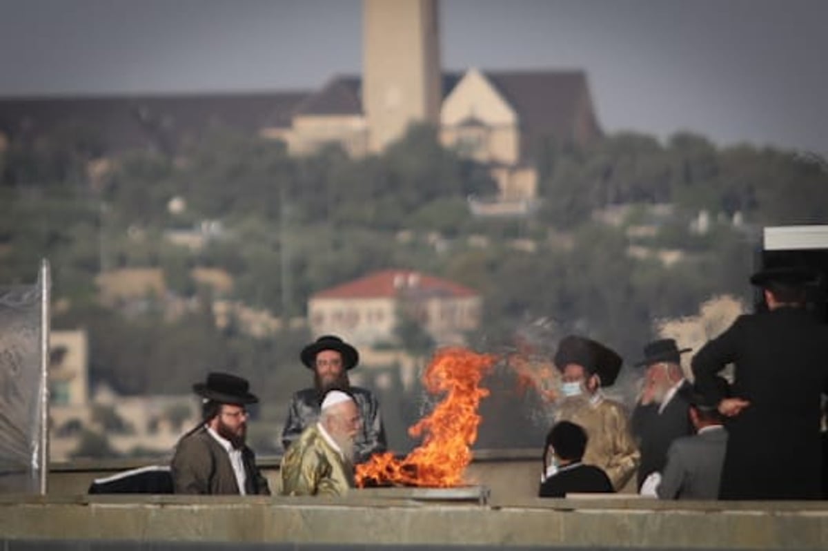 הרבי מתולדות אהרן הדליק על הגג; החסידים שרו מהגגות • צפו