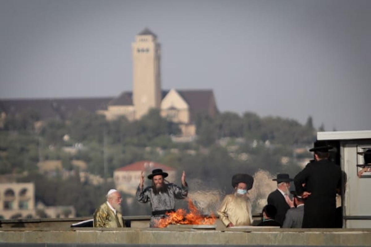 הרבי מתולדות אהרן הדליק על הגג; החסידים שרו מהגגות • צפו