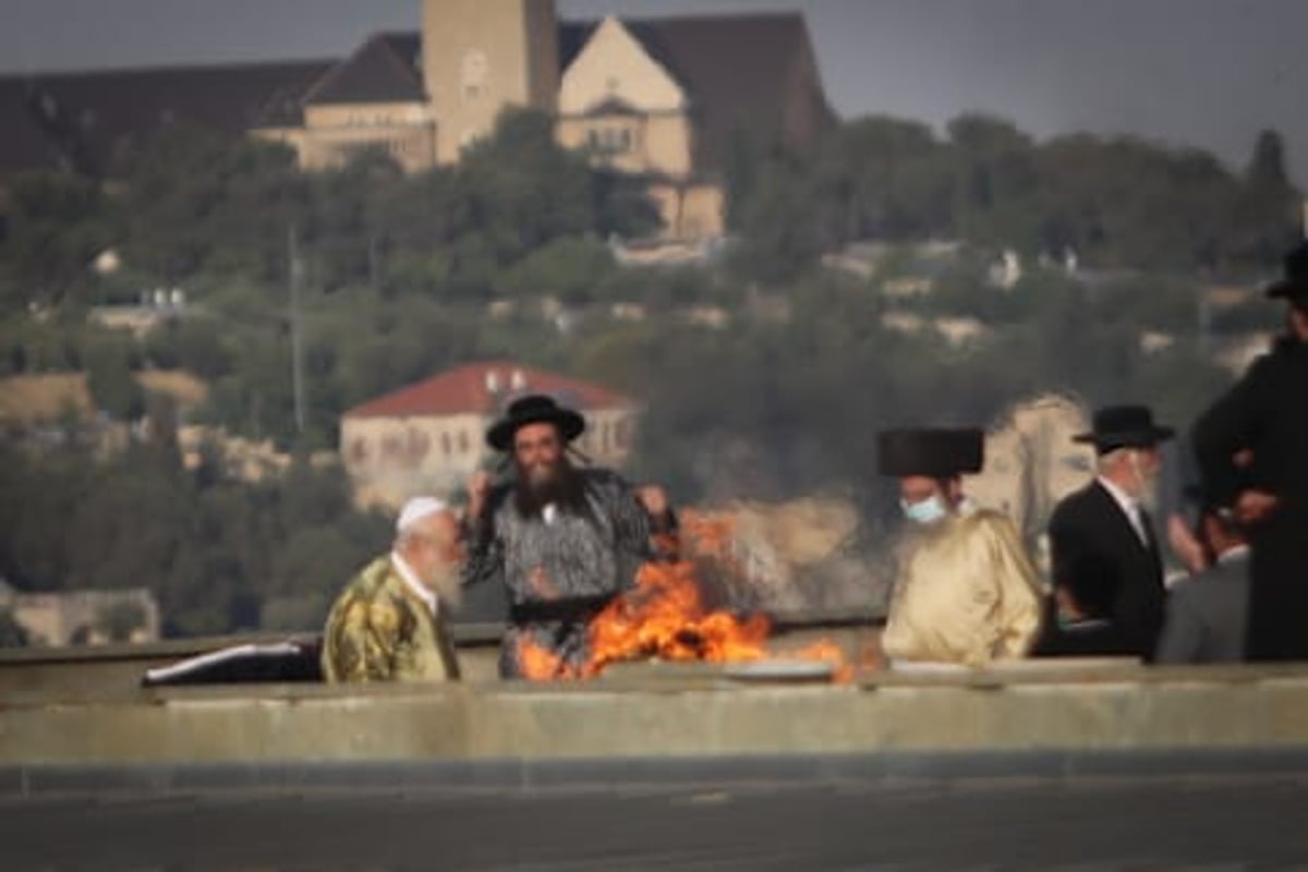 הרבי מתולדות אהרן הדליק על הגג; החסידים שרו מהגגות • צפו