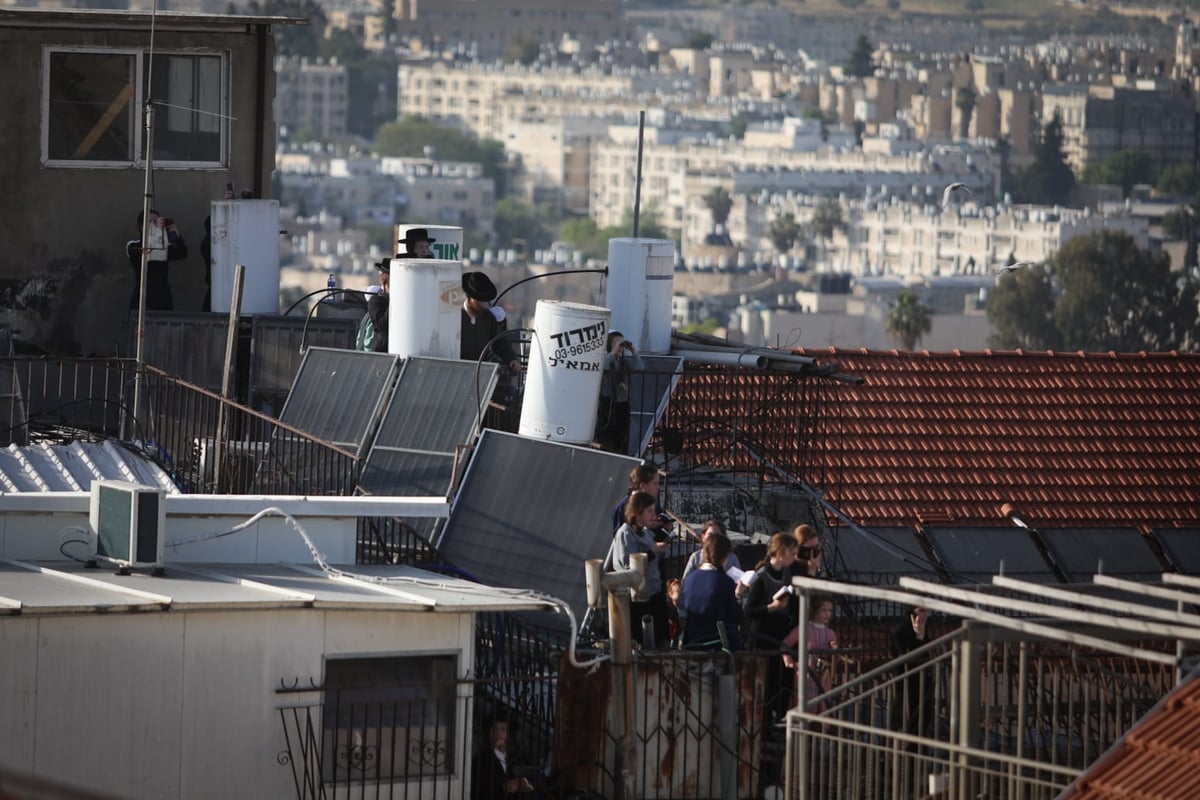 הרבי מתולדות אהרן הדליק על הגג; החסידים שרו מהגגות • צפו