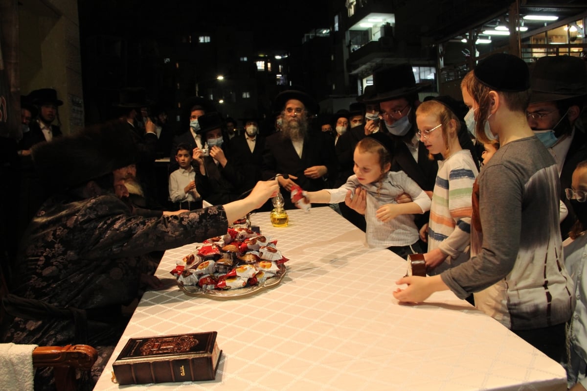 האדמו"ר מזוטשקא ערך הדלקה וחילק מיני מתיקה לילדים