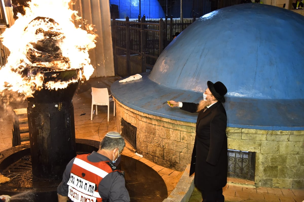 ההדלקה של האדמו"ר מבאיאן במירון • צפו