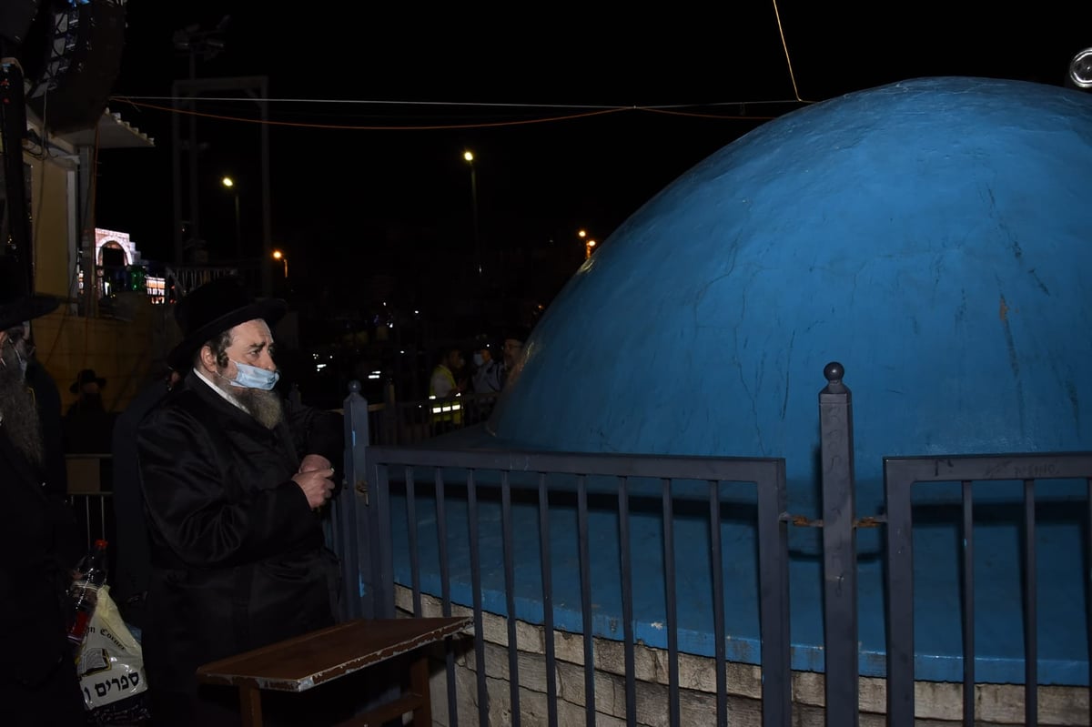 ההדלקה של האדמו"ר מבאיאן במירון • צפו