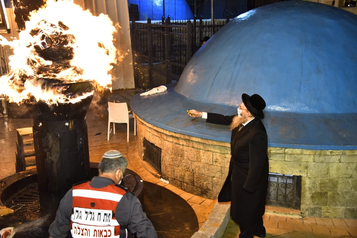 ההדלקה של האדמו"ר מבאיאן במירון • צפו