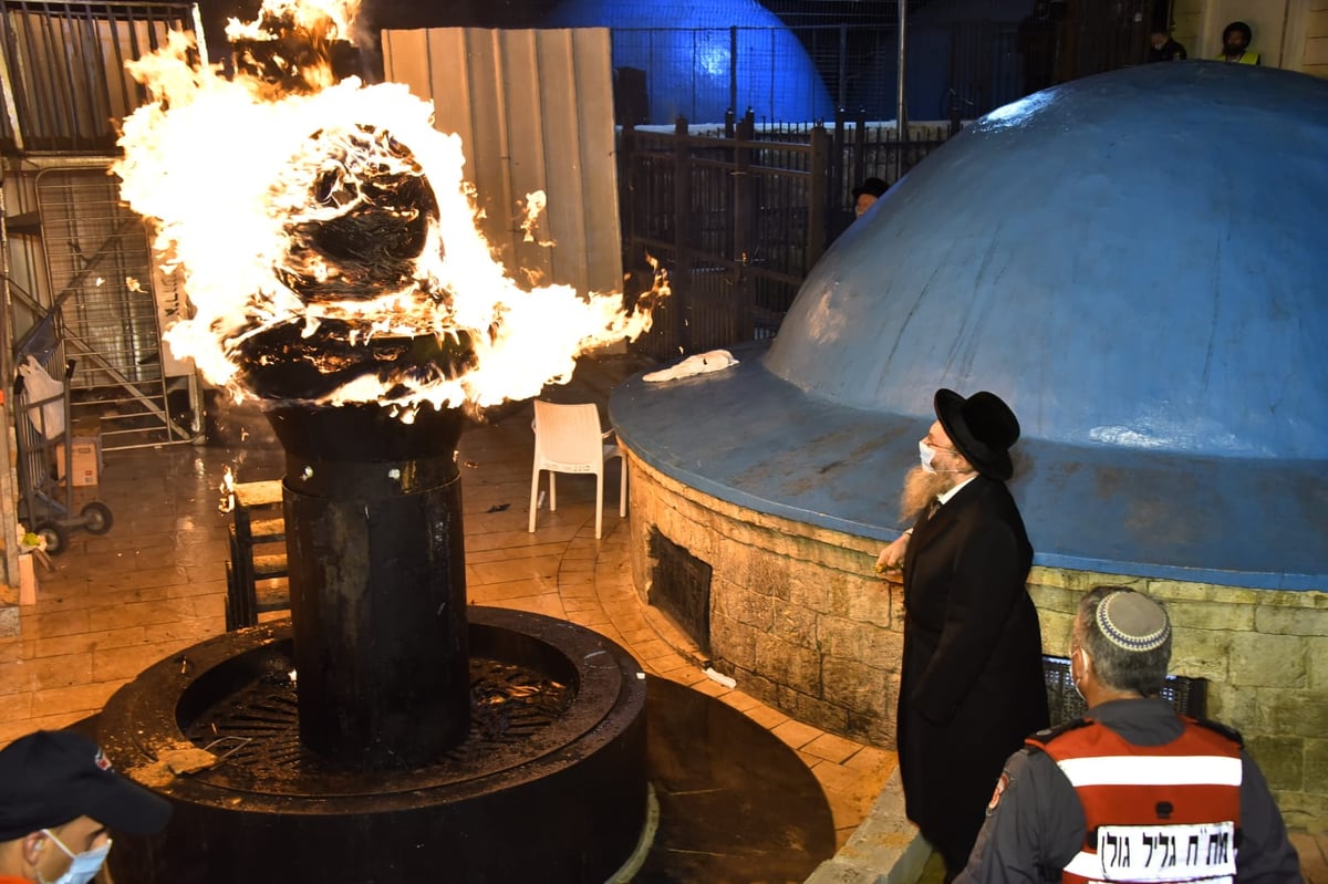 ההדלקה של האדמו"ר מבאיאן במירון • צפו