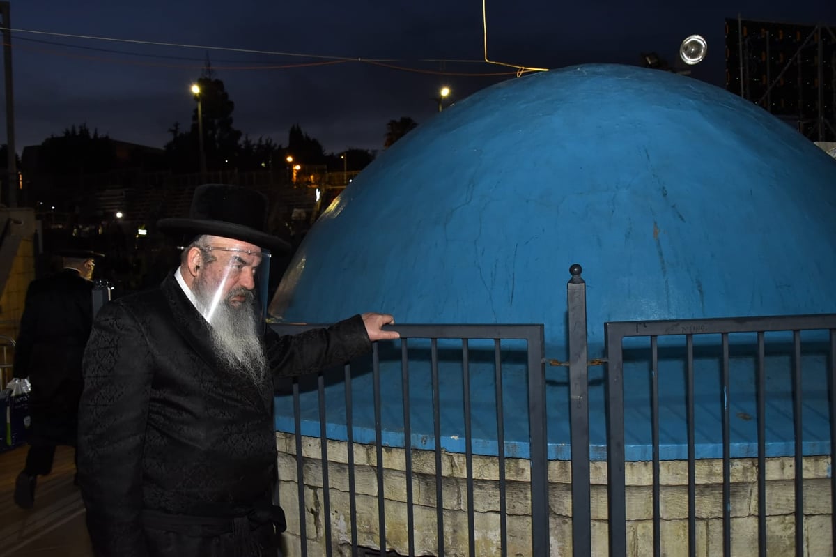 ההדלקה של האדמו"ר מבאיאן במירון • צפו