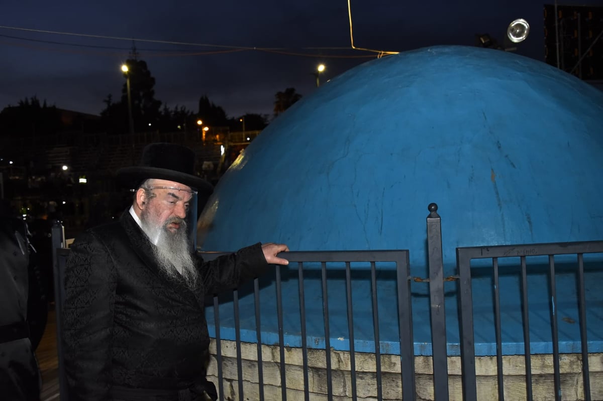 ההדלקה של האדמו"ר מבאיאן במירון • צפו