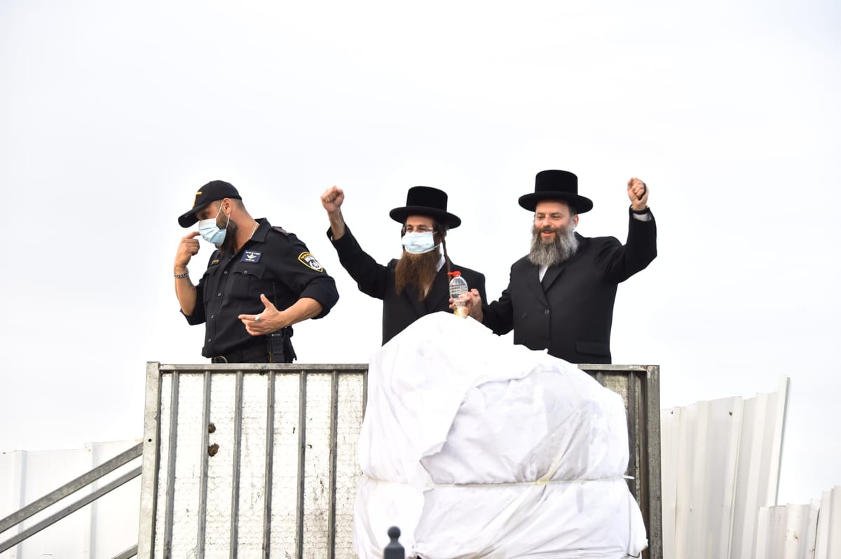 ההדלקה של האדמו"ר מבאיאן במירון • צפו