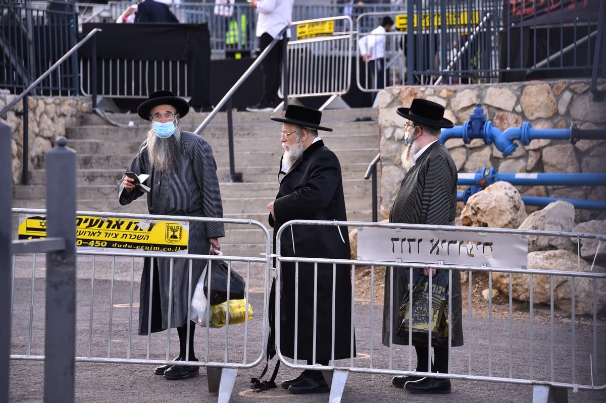 ההדלקה של האדמו"ר מבאיאן במירון • צפו