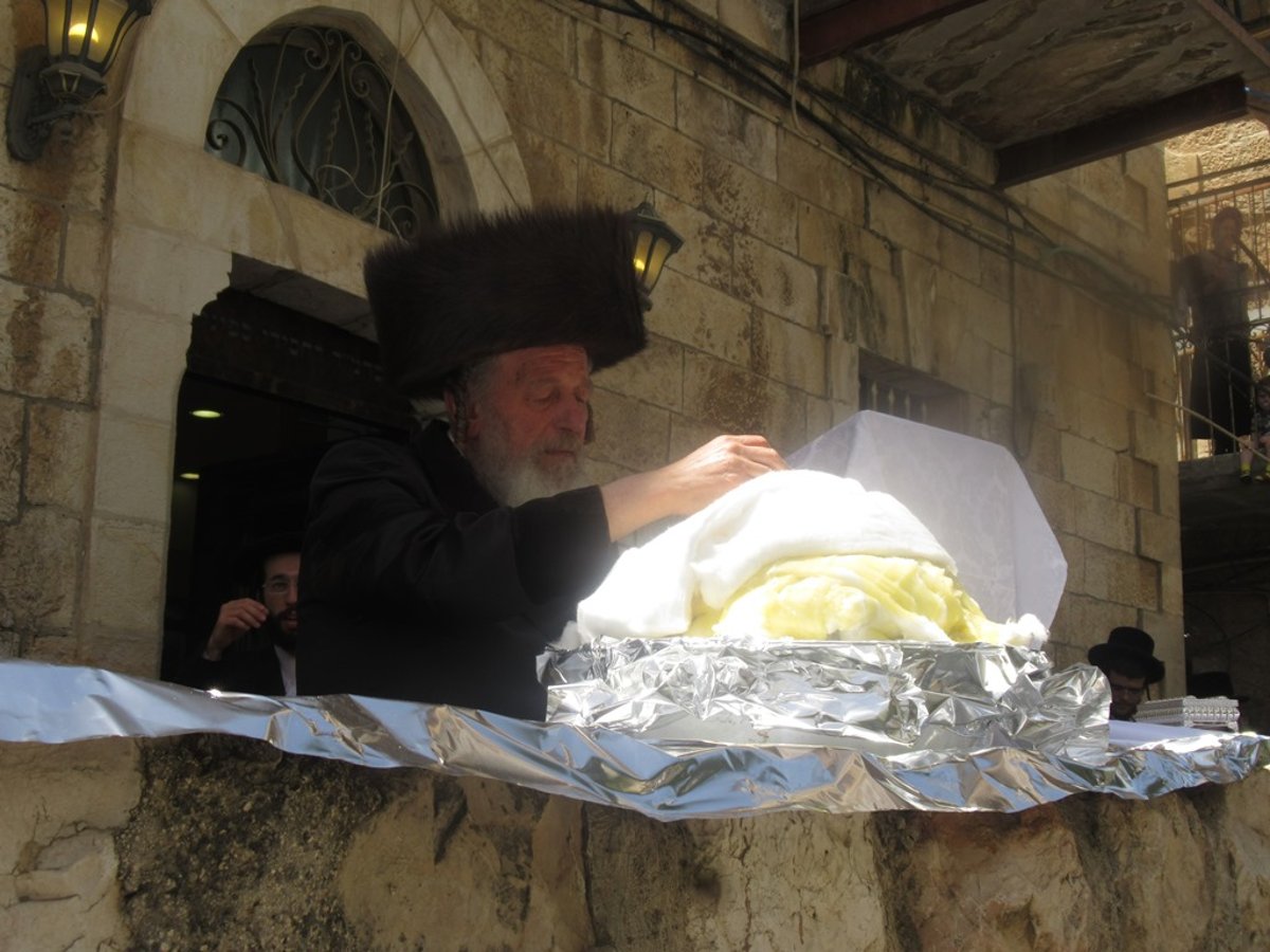 האדמו"ר מספינקא - י-ם ערך שתי הדלקות