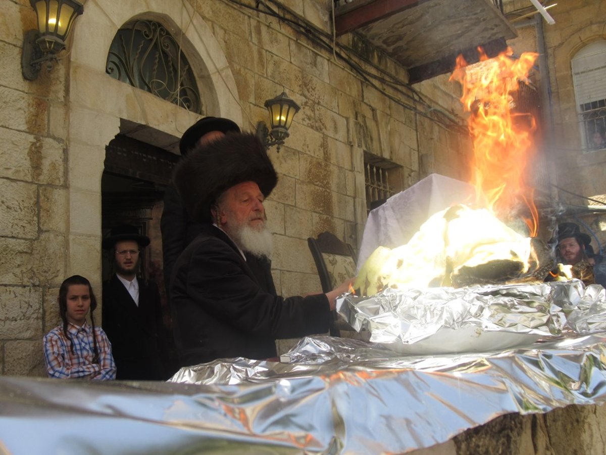 האדמו"ר מספינקא - י-ם ערך שתי הדלקות