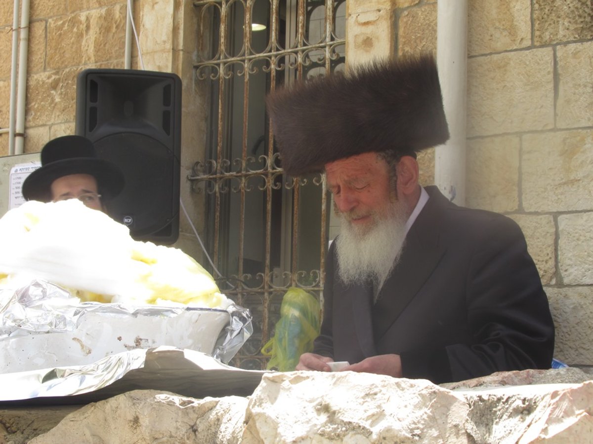 האדמו"ר מספינקא - י-ם ערך שתי הדלקות